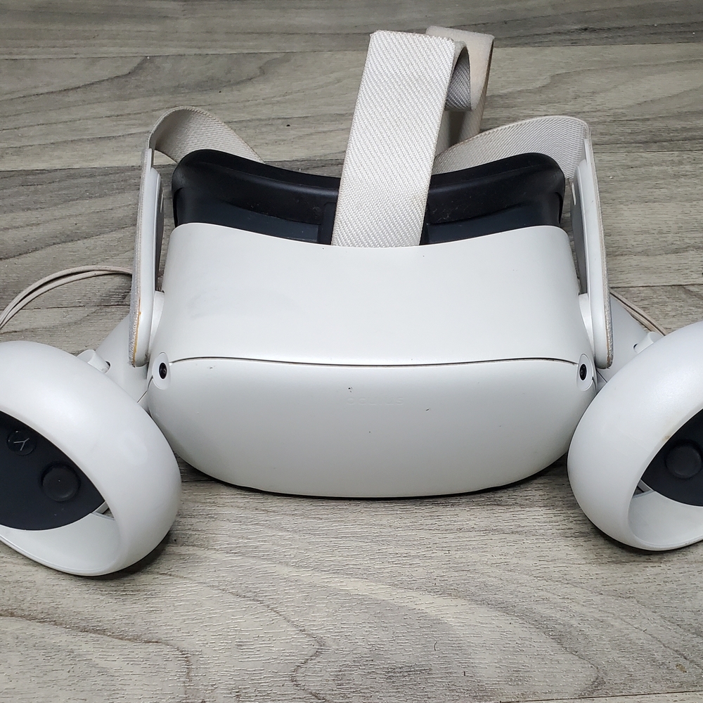 Oculus White and Black VR Headset with Controllers